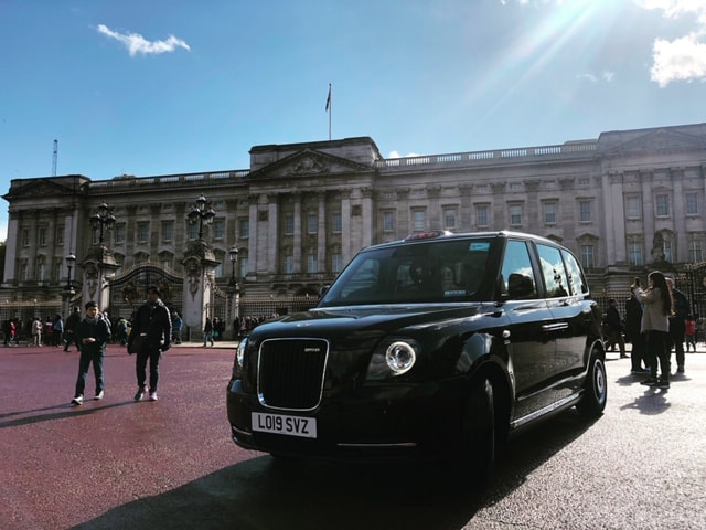 Black Cab Tours of London - zero emissions black cab taxi - Buckenham Palace
